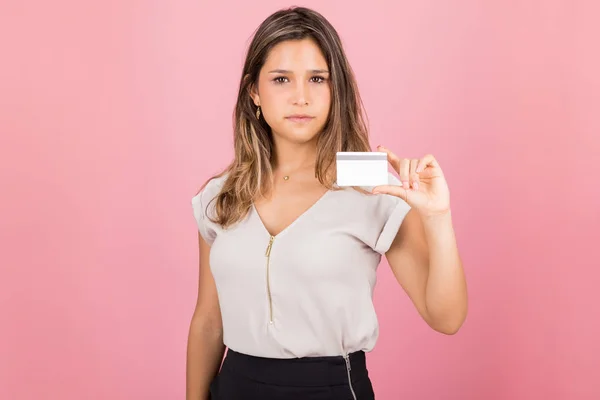 Spaanse Brunette Vrouw Die Aanbiedingen Bij Aankoop Van Nieuwe Creditcard — Stockfoto