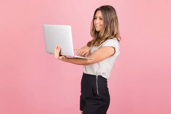 Mulher Feliz Casuals Passar Tempo Lazer Com Laptop Enquanto Contra — Fotografia de Stock