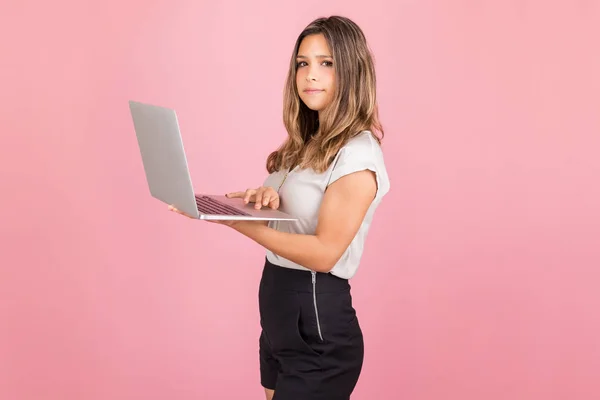 Hispanic Woman Making Eye Contact While Working Wireless Technology Pink — Stock Photo, Image