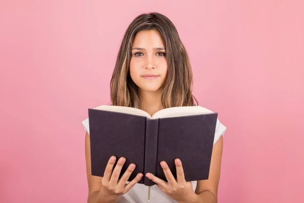 Självsäker Ung Kvinna Som Håller Bok Över Rosa Bakgrund — Stockfoto