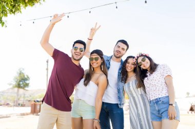 Erkek arkadaşları ile İspanyol kadınlar müzik festivalinde zafer işareti yapma