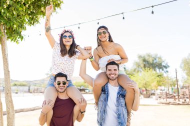 Trendy erkek ve kadın arkadaşlar yaz aylarında müzik dans