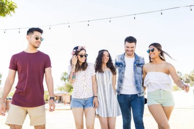 Müzik severler güneşli bir günde canlı konser keyfi