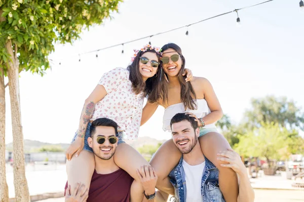 Uomini Donne Attraenti Che Trascorrono Del Tempo Libero Insieme Festival — Foto Stock