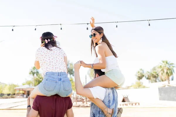 Mulher Jovem Dançando Enquanto Desfruta Festival Música Com Melhores Amigos — Fotografia de Stock