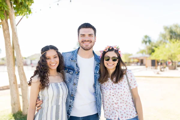 Portrait Young Man Female Friends Smiling Together Music Festival — Stock Photo, Image