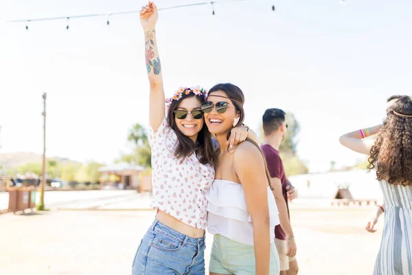 Retrato Mulheres Lindas Usando Óculos Sol Enquanto Estão Festival Música — Fotografia de Stock