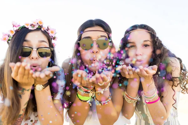 Primer Plano Hermosas Mujeres Jóvenes Soplando Confeti Mientras Disfrutan Del —  Fotos de Stock