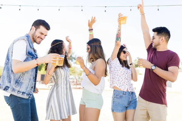 Gli Amanti Della Musica Eccitati Tengono Bicchieri Birra Mentre Divertono — Foto Stock