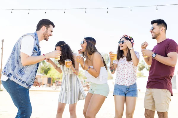 Amigos Latinos Bonitos Com Refrescos Concerto Música Vivo — Fotografia de Stock