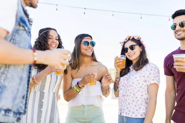Atractivas Mujeres Con Amigos Varones Disfrutando Cerveza Festival Música Día — Foto de Stock