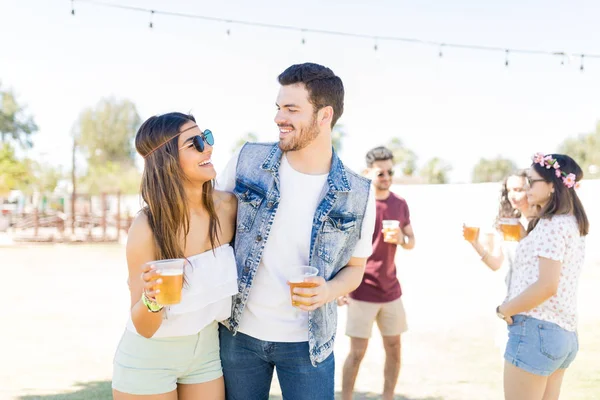 Bellissimi Giovani Amanti Che Guardano Mentre Godono Birra Festival Musicale — Foto Stock