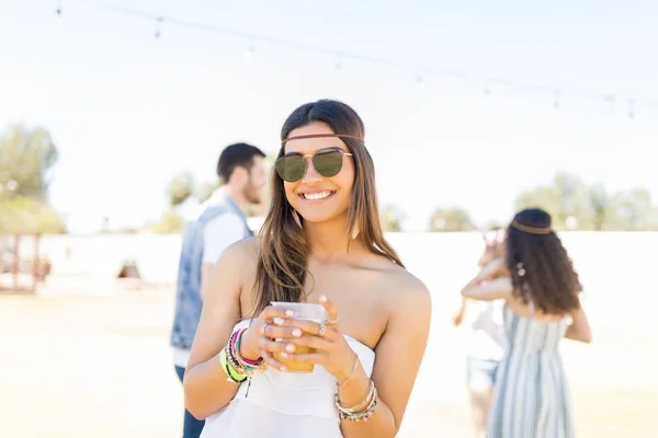 Portret Pięknej Młodej Kobiety Noszący Okulary Przeciwsłoneczne Trzymając Szklankę Piwa — Zdjęcie stockowe