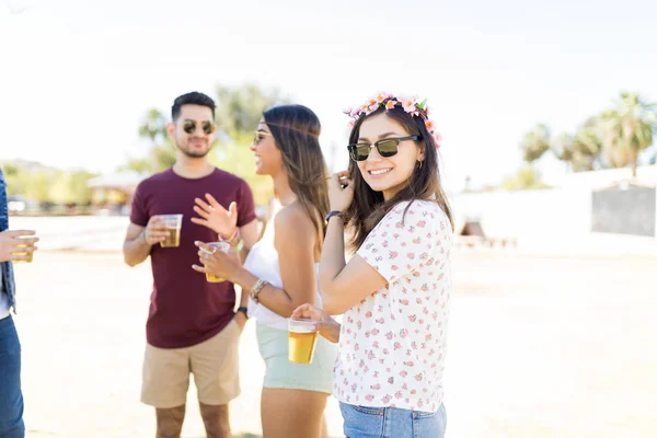 Cute Kobieta Uśmiechając Się Podczas Korzystania Festiwalu Muzyki Przyjaciółmi Weekend — Zdjęcie stockowe