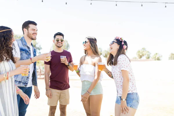 Riendo Joven Mujer Celebrando Festival Música Con Amigos Cerveza —  Fotos de Stock