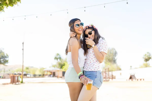 Schöne Frauen Tanzen Und Trinken Bier Auf Outdoor Party — Stockfoto