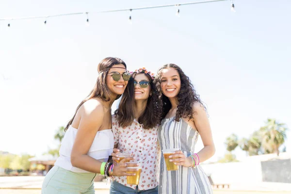 Jovens Pessoas Atraentes Com Refrescos Divertindo Concerto — Fotografia de Stock