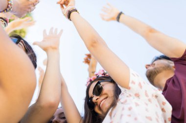 Heyecanlı müzik hayranları hafta sonu canlı konserde birlikte dans