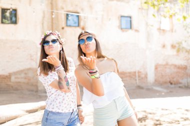 Bir hafta sonu eğlenirken öpücük üfleme serin ve trendy arkadaşlar