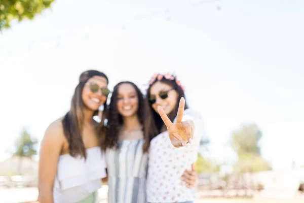 Mujer Mostrando Gesto Victoria Mientras Posando Con Los Mejores Amigos —  Fotos de Stock