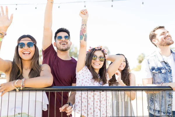 Jóvenes Amigos Con Gafas Sol Mientras Animan Multitud Festival Música — Foto de Stock