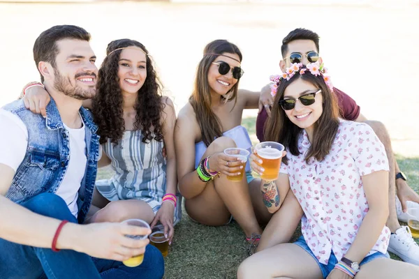 Spokojení Přátelé Pivem Při Trávení Volného Času Hudebním Festivalu Slunečného — Stock fotografie