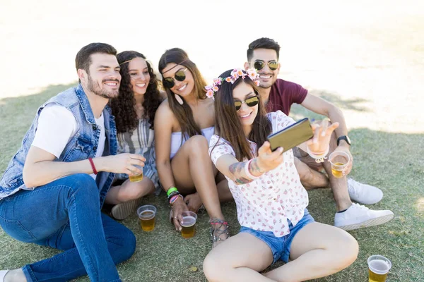 Donna Felice Scattare Selfie Sul Telefono Cellulare Con Amici Amorevoli — Foto Stock