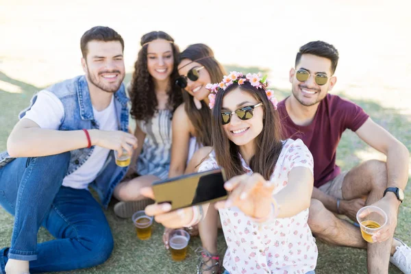 Mulher Sorridente Tirando Selfie Com Amigos Smartphone Durante Festival Música — Fotografia de Stock