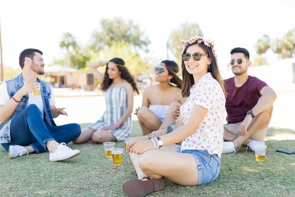 Retrato Mulher Sorridente Sentada Com Amigos Campo Durante Festival Música — Fotografia de Stock