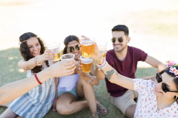 Vista Alto Ângulo Jovens Amigos Brindando Copos Cerveja Enquanto Desfrutam — Fotografia de Stock