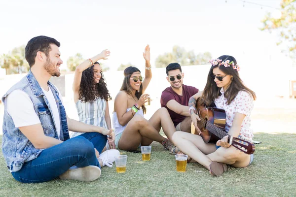 Jovens Amigos Felizes Curtindo Música Enquanto Bebem Cerveja Campo Durante — Fotografia de Stock