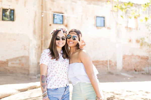 Retrato Amigas Felizes Posando Rua Durante Verão — Fotografia de Stock