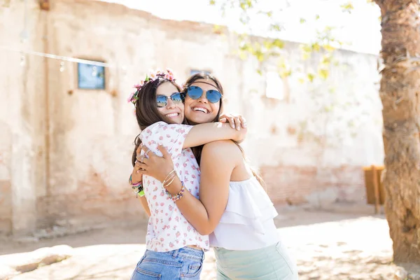 Mujeres Jóvenes Cariñosas Alegres Dando Apretado Abrazo Uno Otro — Foto de Stock