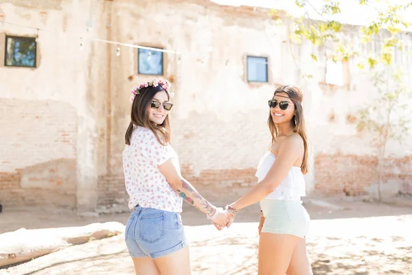 Portrait Young Women Great Bond Holding Hands Sunny Day — Stock Photo, Image