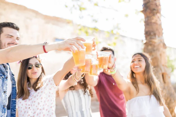 Migliori Amici Appendere Fuori Godendo Birra Fresca Durante Vacanze Estive — Foto Stock