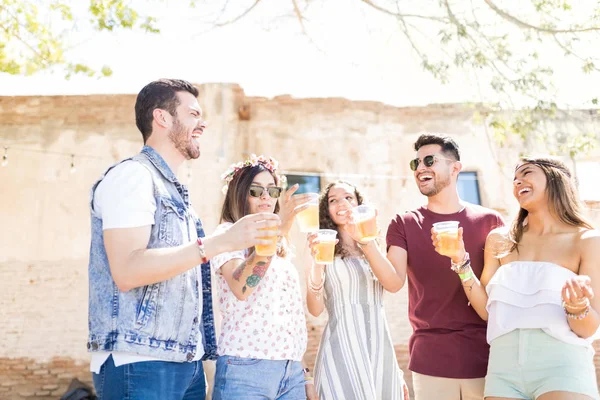 Ευτυχισμένοι Άνδρες Και Γυναίκες Φίλοι Απολαμβάνοντας Ποτά Μαζί Ενώ Διασκεδάζουν — Φωτογραφία Αρχείου
