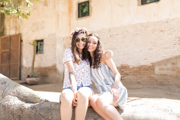 Happy Loving Best Friends Casuals Sitting Together Log Sunny Day — Stock Photo, Image