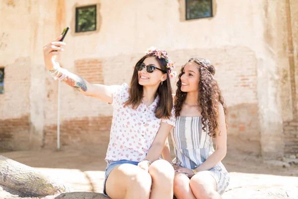 Mooie Lachende Ziel Zusters Nemen Selfie Slimme Telefoon Terwijl Opknoping — Stockfoto