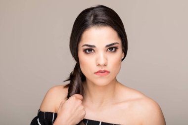 Closeup Stüdyo arka plan onu sağlıklı saç büküm kendinden emin kadın