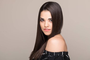 Stüdyoda lüks düz saçlı Charming Latin kadın