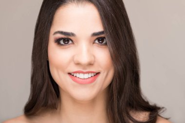 Uzun saçlı gülümseyen güzel kadın Closeup