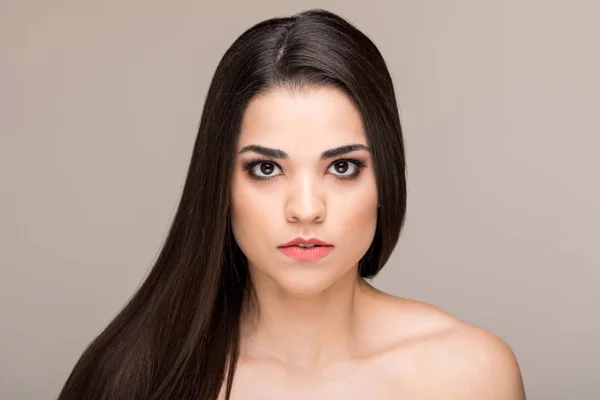 Düz Saçlı Gömleksiz Çarpıcı Kadın Göz Teması Yapma — Stok fotoğraf
