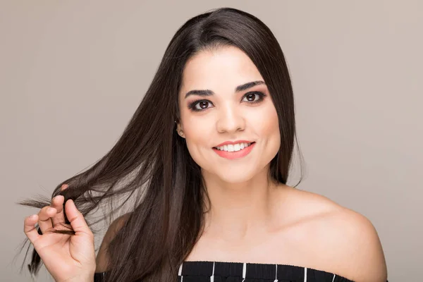 Affascinante Bellezza Giocando Con Suoi Lunghi Capelli Sorridendo Sfondo Beige — Foto Stock