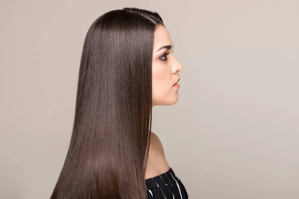 Seitenansicht Der Erwachsenen Frau Mit Schönen Langen Und Braunen Haaren — Stockfoto