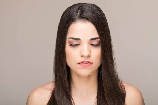 Close Mulher Encantadora Com Cabelo Liso Sobre Fundo Liso — Fotografia de Stock