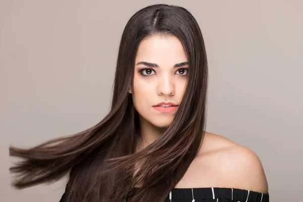 Good Looking Latin Woman Tossing Her Straight Hair Studio — Stock Photo, Image