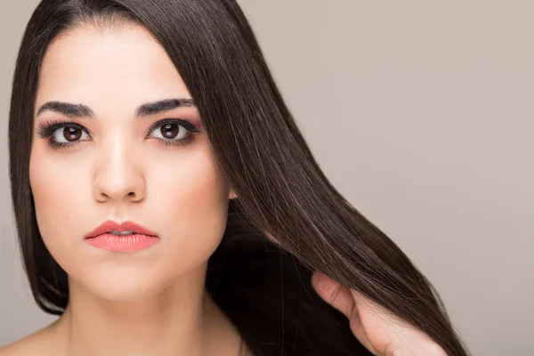 Modelo Feminino Atraente Com Pele Impecável Cabelos Longos Lisos — Fotografia de Stock