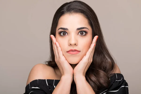 Bela Mulher Chocada Com Cabeça Nas Mãos Contra Fundo Colorido — Fotografia de Stock