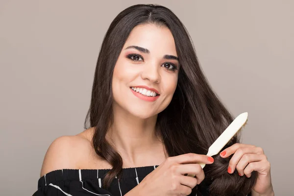 Sonriente Mujer Confiada Cepillando Largo Cabello Castaño Estudio —  Fotos de Stock