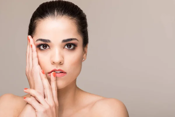 Fiducioso Modello Skincare Latino Toccare Suo Viso Pulito Sfondo Isolato — Foto Stock